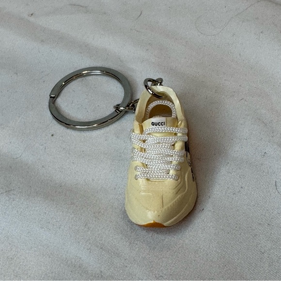 Fashion Cream Shoe Keychain - Picture 2 of 3